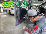 ドアヒンジやドアの下側に付着した油汚れをスチームを使用して浮かび上がらせ、細かなところまで仕上げます。