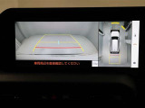パノラミックビューモニターを装備。駐車場や交差点でクルマを真上から見るように周囲を確認できます。機能の詳細は販売店スタッフまでおたずねください。