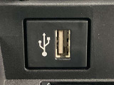こちらのクルマはUSB接続コネクタも装備されています♪スマホの充電などにお使い下さい。ご旅行中での充電切れも、これなら心配いりませんね!
