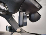 【ルームミラー一体型ETC車載器】ルームミラーの裏側に目立たない様に配置されたETCカード挿入口。スタイリッシュ且つ機能的なものとなっております。