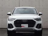 ●一目でAudiとわかる特徴的なシングルフレームグリル・LEDランプ。精悍なフロントマスクからAudiのスマートで上品なブランドを連想させてくれます。女性にも大変ご好評頂いております。