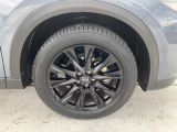 タイヤサイズは225/55R19となります。専用のブラックメタリック塗装のホイールがカッコいい!