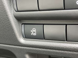 助手席側スライドドアはオート機能付き。運転席からも開閉可能です。