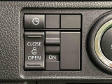 助手席側はパワースライドドアウェルカムオープン機能 降車時にスイッチで予約しておけば、乗車時に電子カードキーを持ってクルマに近づくだけでパワースライドドアが自動でオープン♪
