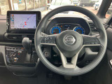 使いやすく安全な操作性と良好な視界を実現した運転席!