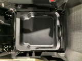 靴や大きめの荷物などもスマートに収納できる便利な引き出し式の収納ボックスです。車外から見えない隠し収納として、また汚れが気になりやすいアイテムの保管にも重宝します!