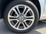 純正アルミホイールです。タイヤサイズは、155/65R14です。