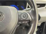 レーダークルーズコントロールを搭載しております。前車との距離をレーダーで測り一定の車間距離とスピードを保つとても便利な機能です。高速道路で楽に安心安全です!