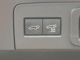 【パワーバックドア】スマートキーや運転席のボタンを押すだけでリアゲートが自動で開閉します!荷物を持っている時や、高い位置にあるバックドアを閉める際に便利な機能です♪