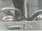【ヘッドアップディスプレイ】現在の車速表示や目的地へのルート案内やメディア関連のリストを表示する事が可能です。視線移動を減らす事によりドライブに集中して頂けます。