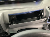 【インパネアッパーボックス】サッと取り出せてサッとしまえる、運転席の目の前にはボックスが装備されております!薄型のボックスティッシュなど収納可能☆