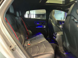 広い後部座席。メルセデスは運転席だけではなく全ての乗員が快適な車内空間を過ごせるよう設計されております。空調、静粛性、座り心地など様々充実しております。