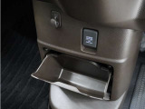 ◆センターロアボックス◆インパネ中央の下部には、ごみ箱としても使用する事ができるセンターロアボックスを装備しております。