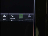 Apple CarPlayやAndroid Autoを利用すれば、スマホを簡単に接続できます。USBポートにケーブルをつなぐだけで、スマホの見慣れたホーム画面と共通するインターフェイスが表示されます。