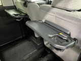 【格納式シートバックテーブル(運転席/助手席)】 物が落ちにくいふち高テーブルはタブレットが立てかけられ、お子さま用のマグカップや500mlの紙パックが入るカップホルダーも備えています。