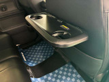 【パーソナルテーブル】運転席と助手席のシートバックに折り畳み式のテーブル!各テーブルにドリンクホルダーとショッピングフックが二つずつ付いています☆ドライブの合間にご利用下さい^^