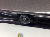 車の後方に小型カメラが付いておりバックする際の後方の様子をモニター上に表示します。