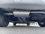 気になる中古車の下廻り。もちろん、納車時には整備スタッフによる点検を実施致しますので安心してご購入いただけます。ご希望があれば下廻りの錆止め施工も承ります。