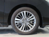 純正のアルミホイール装着車です。タイヤサイズは215/55R17です。