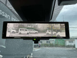 インテリジェントルームミラーです。人や物で視界が遮られてても、車体後部のカメラ映像に切り替えることにより、クリアな後方視界を実現しています。