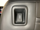 運転席の後ろには充電可能なUSB端子がついています。横のポケットにスマートフォンなどを差し込んで移動中に充電もできるので便利です。