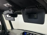 【サンバイザー】車内で身だしなみを整えるためのバニティミラーがセット。お化粧直しや髪型のチェックに活用できます。