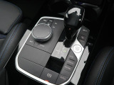 【シフトノブ】BMWの高性能オートマチックは、ATセレクトレバーを左側に倒すことで、通常の「D」から「S」(スポーツ)または「M」(マニュアル)へと切り替えが可能です。