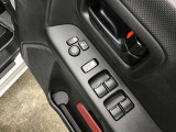 パワーウインド・電動格納付きドアミラースイッチは、ドアに集中☆