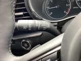 レバーをAUTOの位置にしているとき、レインセンサーが雨を感知すると、雨量に応じてワイパーが自動で作動してくれるオートワイパーを装備!設定変更で非作動にすると、間欠作動に固定されます。