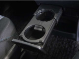 ドリンクホルダー付きです。ドリンクホルダーとしては勿論、スマホや長財布を収納することだって出来ますよ。