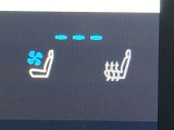 シートエアコン付です。シートを暖めたり冷やしたりできる、快適装備の一つ。 暑い夏もシートが冷える冬も快適にドライブが楽しめそうですね。