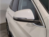 ドアミラーにはLEDウインカーが埋め込まれており、対向車からの視認性を高めております。