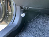 助手席足元には、発煙筒の代わりにLEDタイプの非常用信号灯が設置されています。