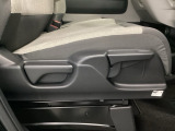 【シートレバー】ただ座るだけじゃない、運転のしやすさを決める大事なスイッチ。視界を広げたり、腰への負担を減らしたり。体型に合わせてジャストフィットさせるこの瞬間、さあ走るぞって気合が入ります。