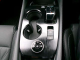 オートブレーキホールド。信号待ちなどの停車時に、ブレーキペダルを不に続けなくていなくても自動的にブレーキ力がキープされる機能です。アクセルペダルを踏めば、ブレーキが解除され発進が可能です。