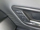 シートメモリー機能装備付きです。シートの位置をそれぞれ記憶しておく事ができるので、ご家族や、複数の方で車を乗られるオーナー様には、便利な機能です。