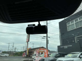 最近では付いてる車も多くなってきました。中古車ではまだまだ付いていればラッキーなドライブレコーダーです♪