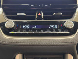 デュアルオートエアコン付きです。運転席・助手席でそれぞれ吹き出す風の温度や風量など自動調整してくれます。