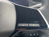 ステアリング右側です。携帯電話のハンズフリースイッチが並びます。