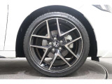 純正のアルミホイールが足元を飾ります!タイヤサイズは235/40ZR18になります。