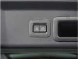 【パワーバックドア】スマートキーや運転席のボタンを押すだけでリアゲートが自動で開閉します。両手に荷物を持っている時や高い位置のバックドアを閉める際に便利な機能です。
