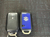 スマートキー付き!キーを取り出さなくてもドアの施錠・開錠が可能です!また、キーが車内にあればスタートボタンを押すだけでエンジンのON/OFFをすることが可能です!