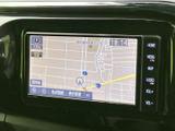 地図画面には道路や現在地が表示され、目的地までのルート確認に活用できます。画面脇にホームやメニューなどのボタンが並び、必要な項目へアクセスしやすい配置です。