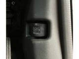 ボンネットはこちらのレバーを引いて頂くと開きます!