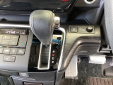 手に馴染むシフトノブで、操作がスムーズに。毎日のドライブがもっと楽しく快適になります。パーキングブレーキはフットブレーキタイプです。