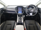 視界の良さが魅力の運転しやすいコックピット。シンプルで操作性に優れたインパネデザインと、SUBARUならではの安全性能への徹底したこだわりが光る視界設計です。