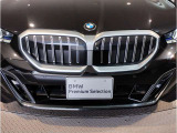 【BMWの伝統】BMWの特徴的な&ldquo;キドニーグリル&rdquo;は、80年以上続く伝統の形でございます。変わらないこだわりのデザインが、プレミアムブランド&ldquo;BMW&rdquo;を創り出します。