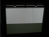 ◆スクリーンサンシェード◆リアドアに装備されています。日差しを和らげ、プライバシーの保護にも役立ちます。後部座席にお子様を乗車させるときも、ゆっくりお昼寝できます♪