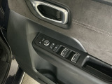 運転席のスイッチで全てのウィンドウの開閉操作を行うことができます。ロックボタンをONにしておくと、運転席以外のウィンドウは作動しないのでお子様を乗せているときなども安心ですね♪