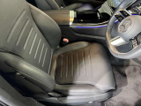 メルセデスのシートは、少し硬めに出来ておりますので、長時間の運転でも疲れにくく、安全にドライビングをお楽しみ頂けます